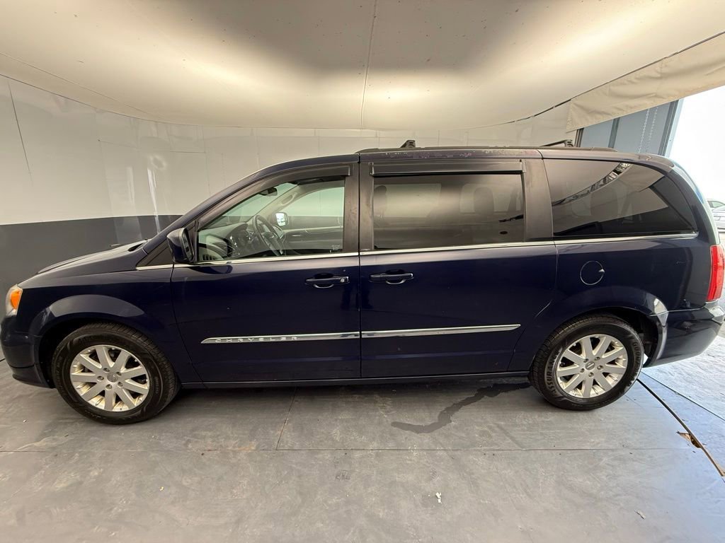 Used 2014 Chrysler Town & Country Touring image 10