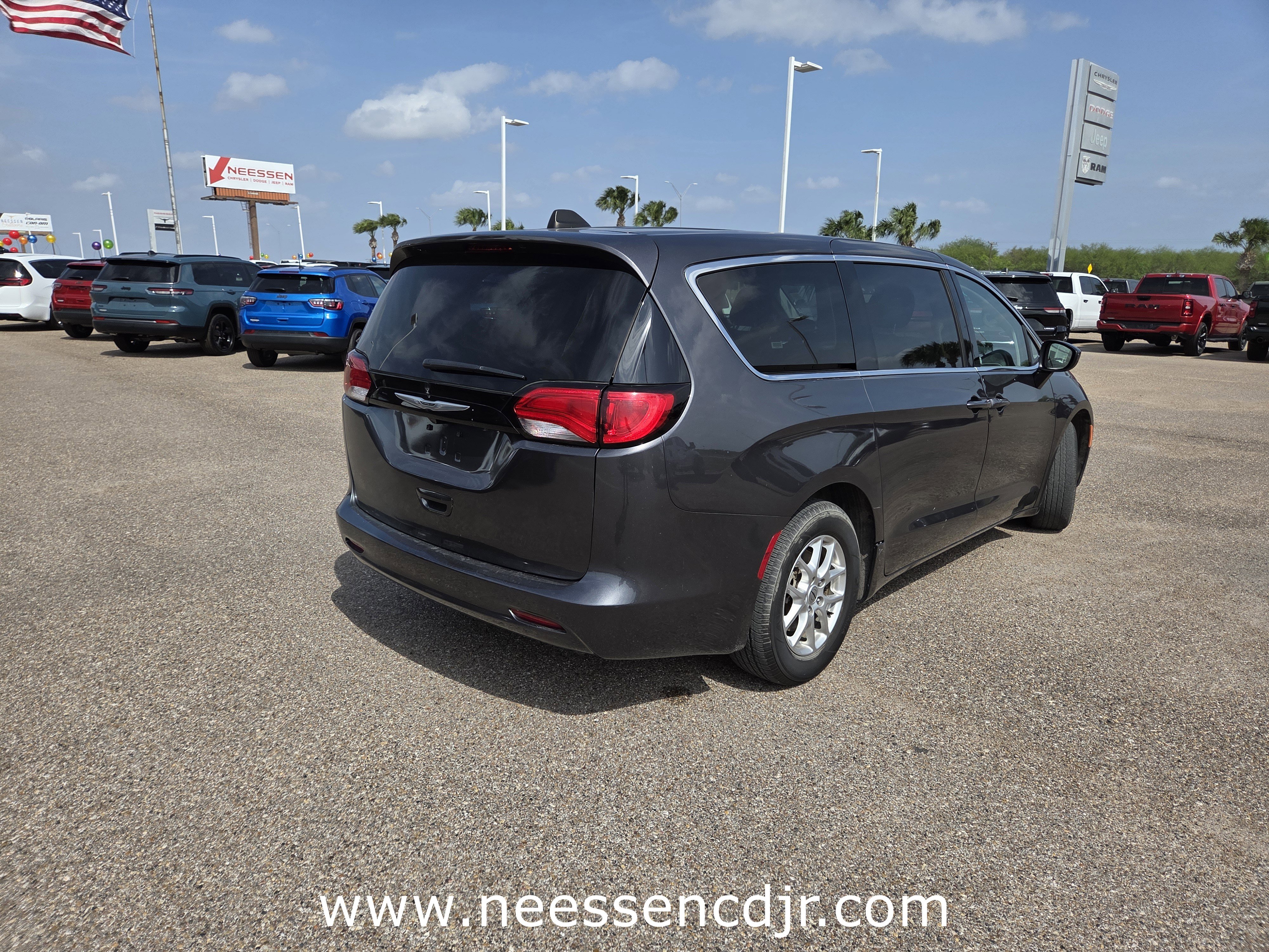 Used 2023 Chrysler Voyager LX image 7