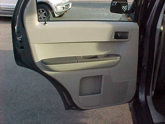 Used 2011 Ford Escape XLS w/ 102A Rapid Spec Order Code FWD image 26