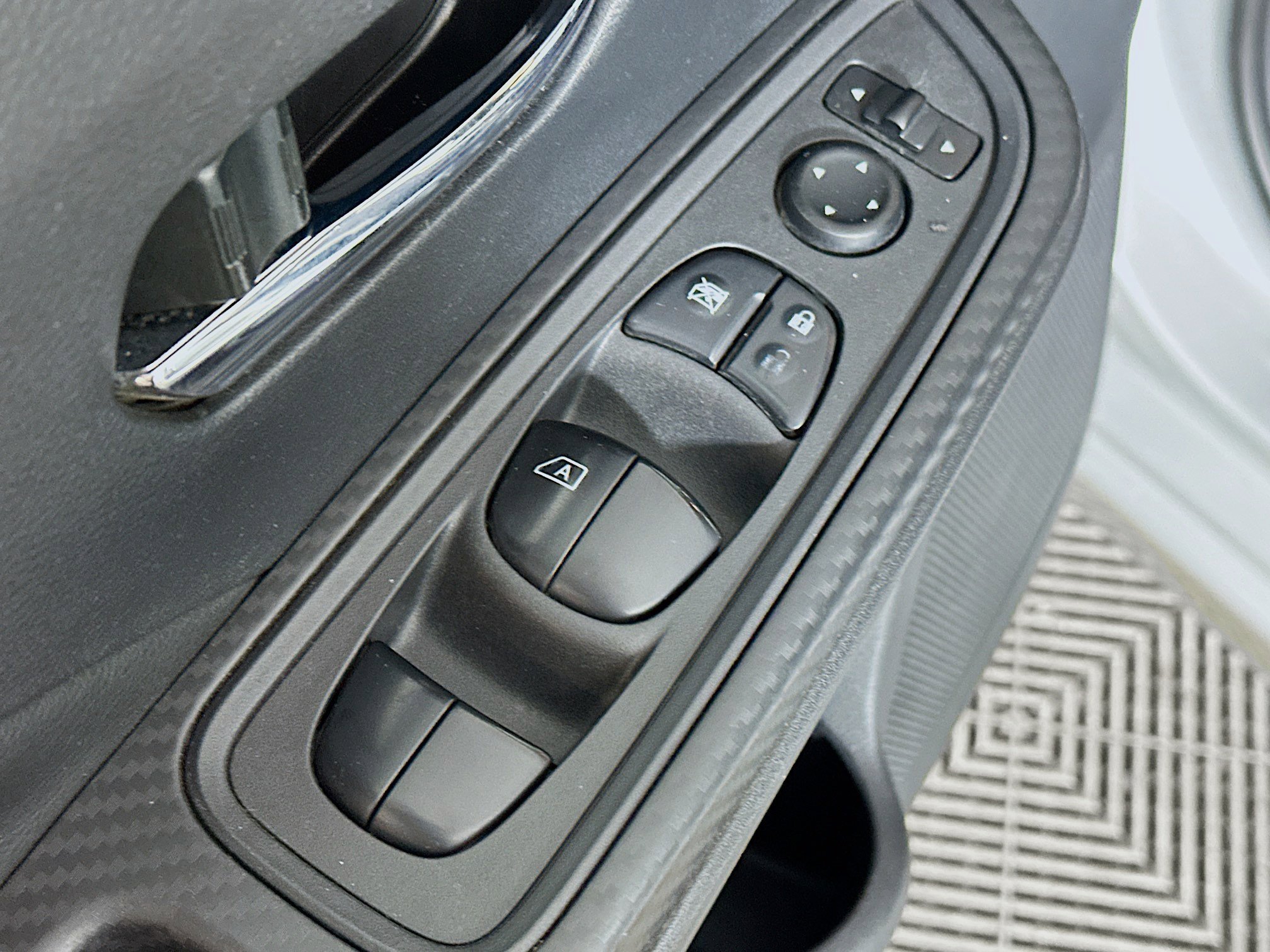 Used 2020 Nissan Versa SV image 17