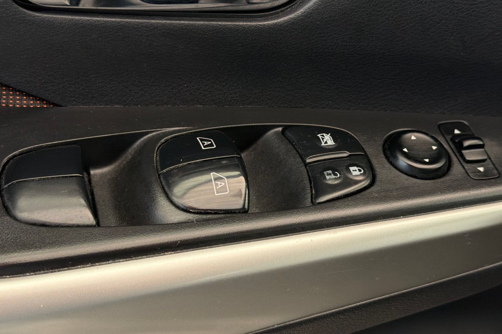 Used 2019 Nissan Kicks SR FWD image 12