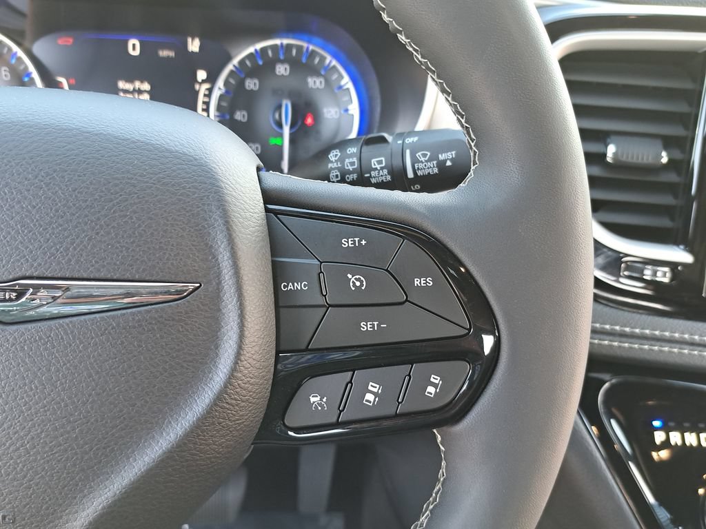 Used 2023 Chrysler Pacifica Touring FWD image 21