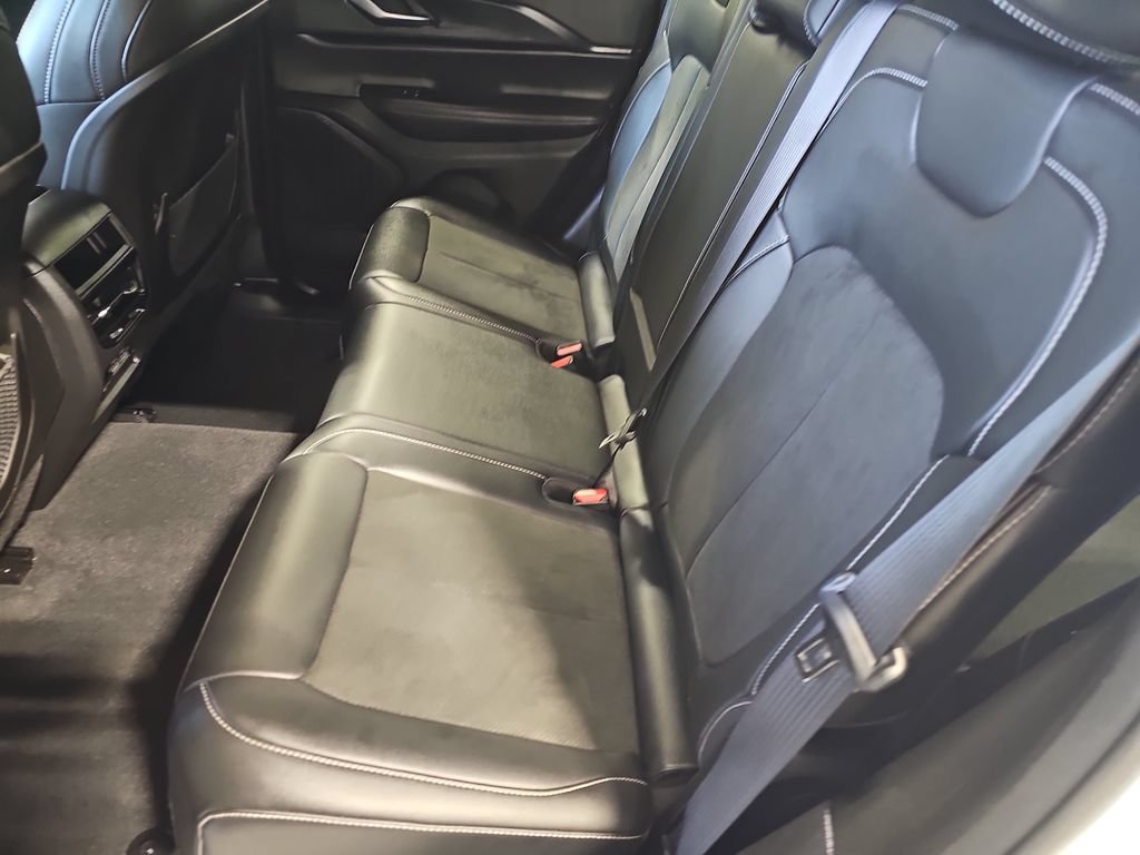Used 2023 Jeep Grand Cherokee Altitude AWD/4WD image 13