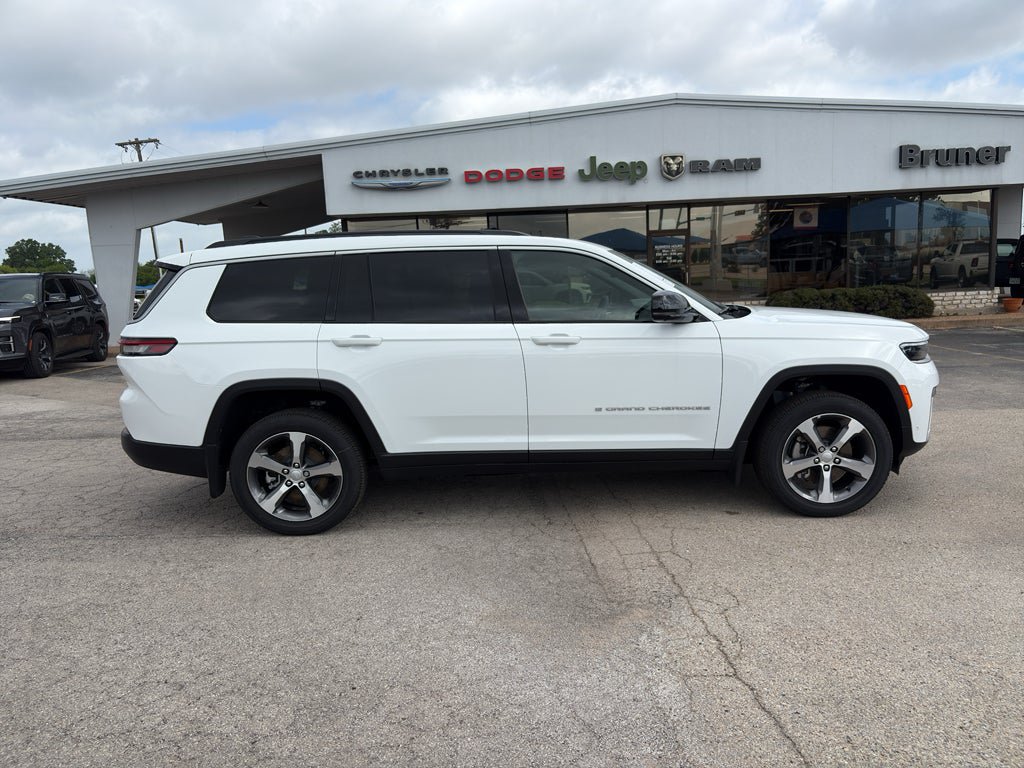New 2026 Jeep Grand Cherokee L Limited w/ Luxury Tech Group II RWD image 4