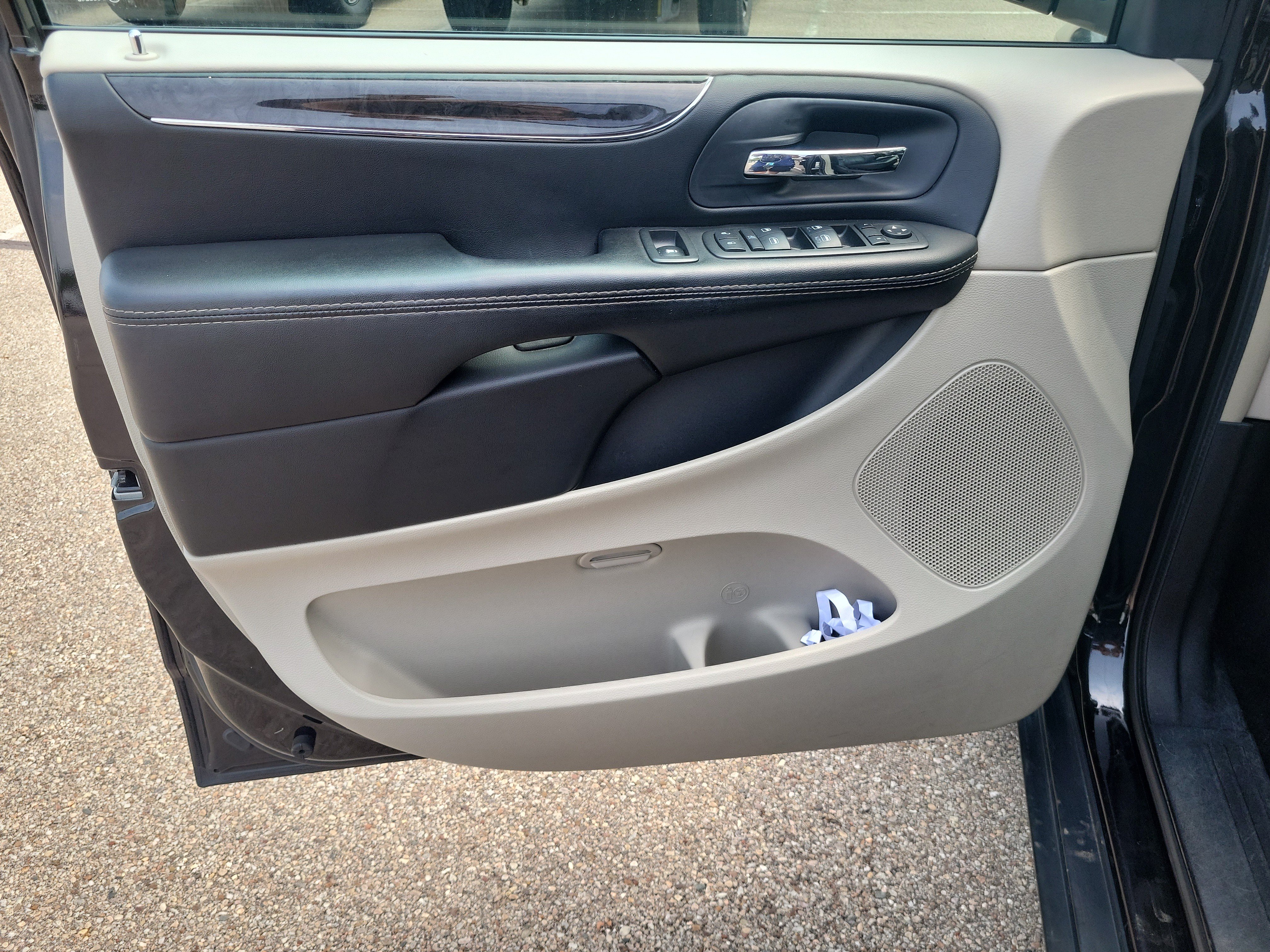 Used 2015 Chrysler Town & Country Touring-L w/ Driver Convenience Group FWD image 19