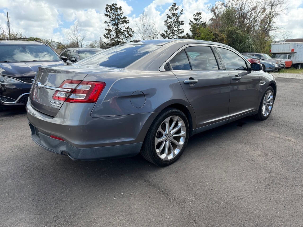 Used 2013 Ford Taurus Limited FWD image 5