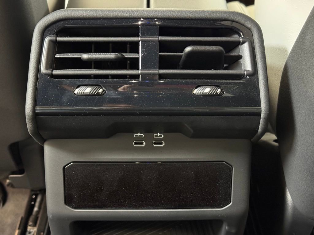 Used 2025 BMW M5 w/ Carbon Package image 20