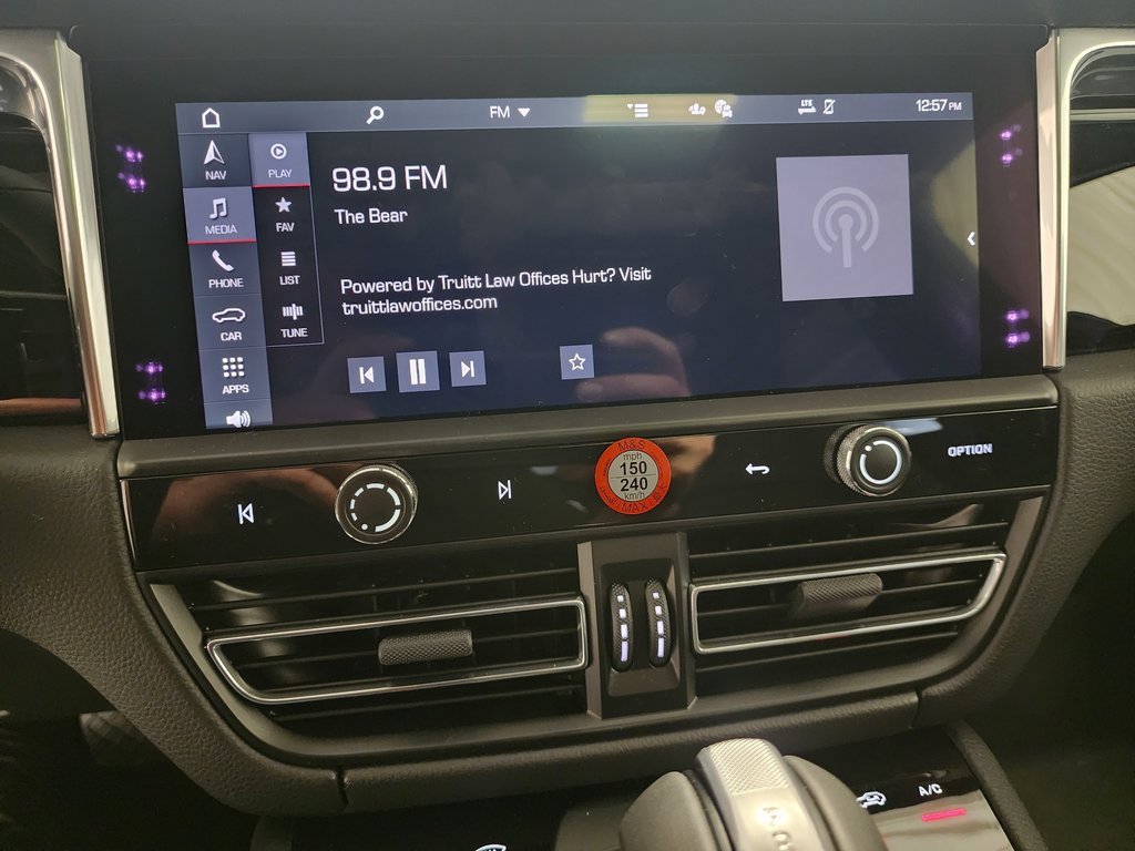 Used 2025 Porsche Macan . image 9