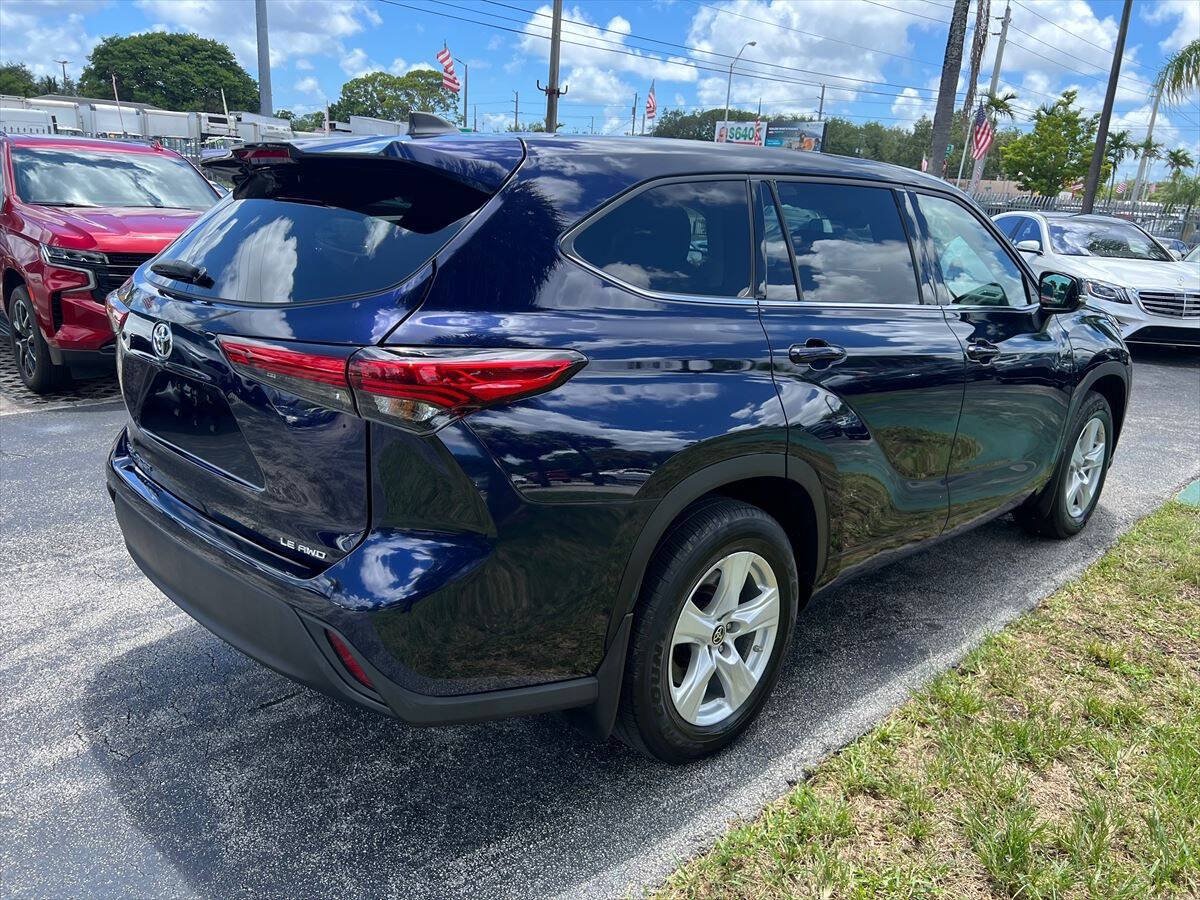 Used 2022 Toyota Highlander LE AWD/4WD image 5