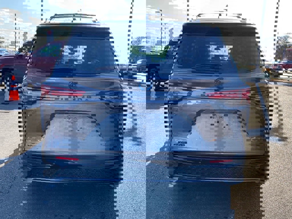 Certified 2025 Toyota Sienna XSE image 6