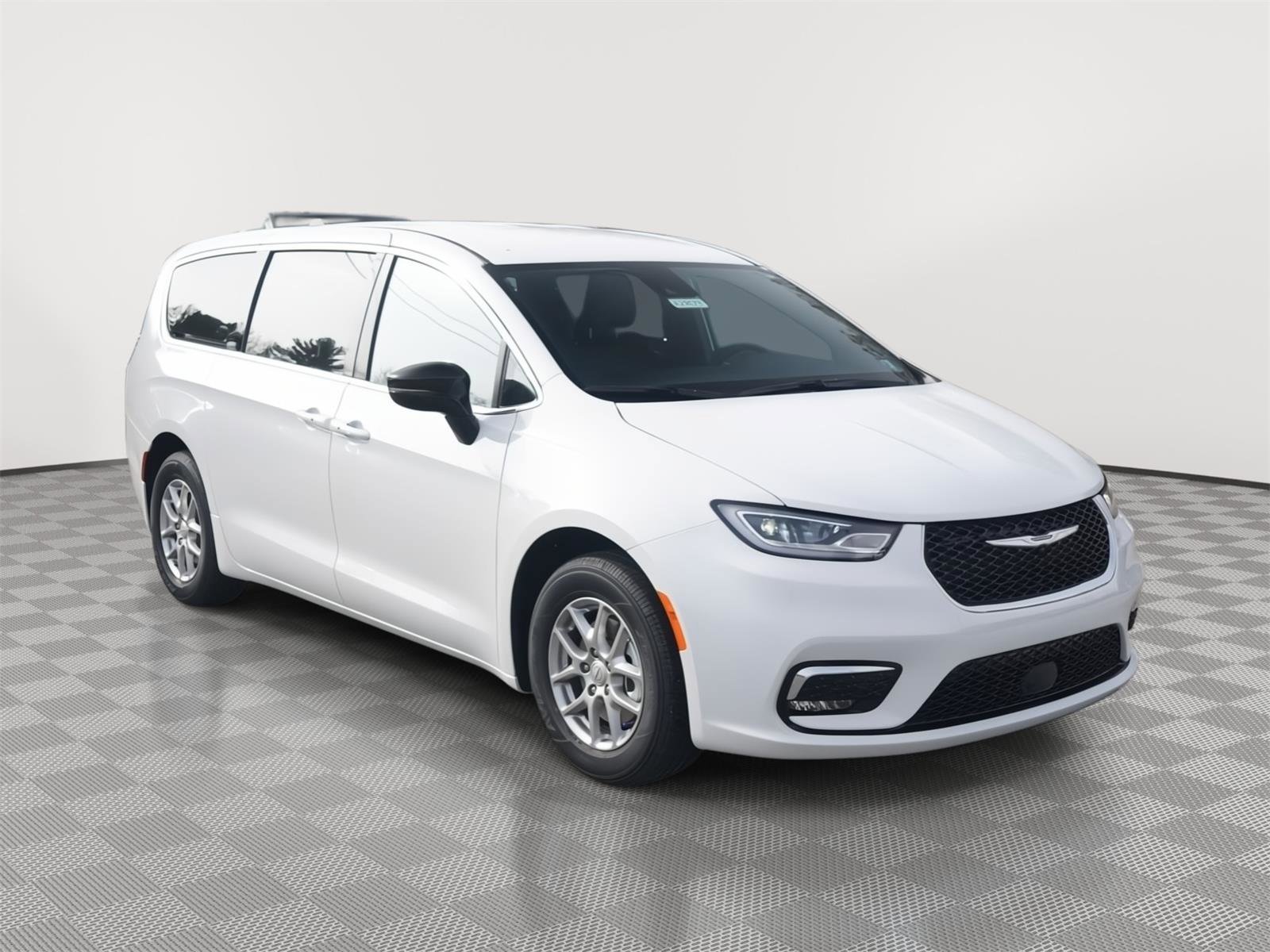 New 2026 Chrysler Pacifica Select image 2
