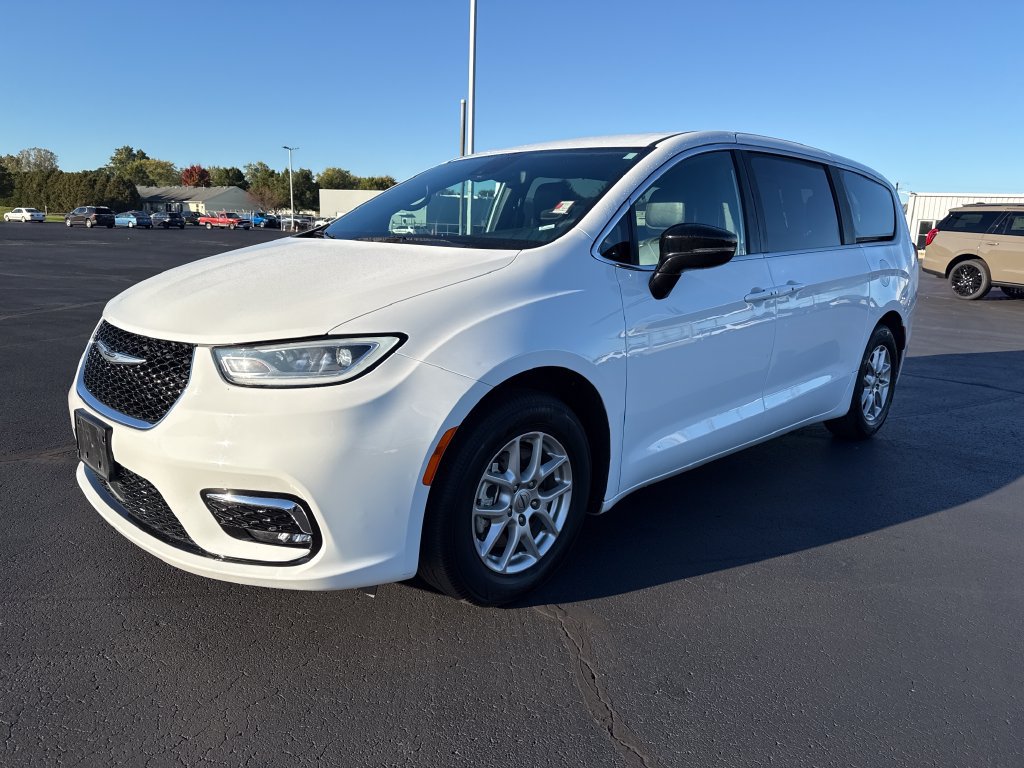 Used 2025 Chrysler Pacifica Select FWD image 5