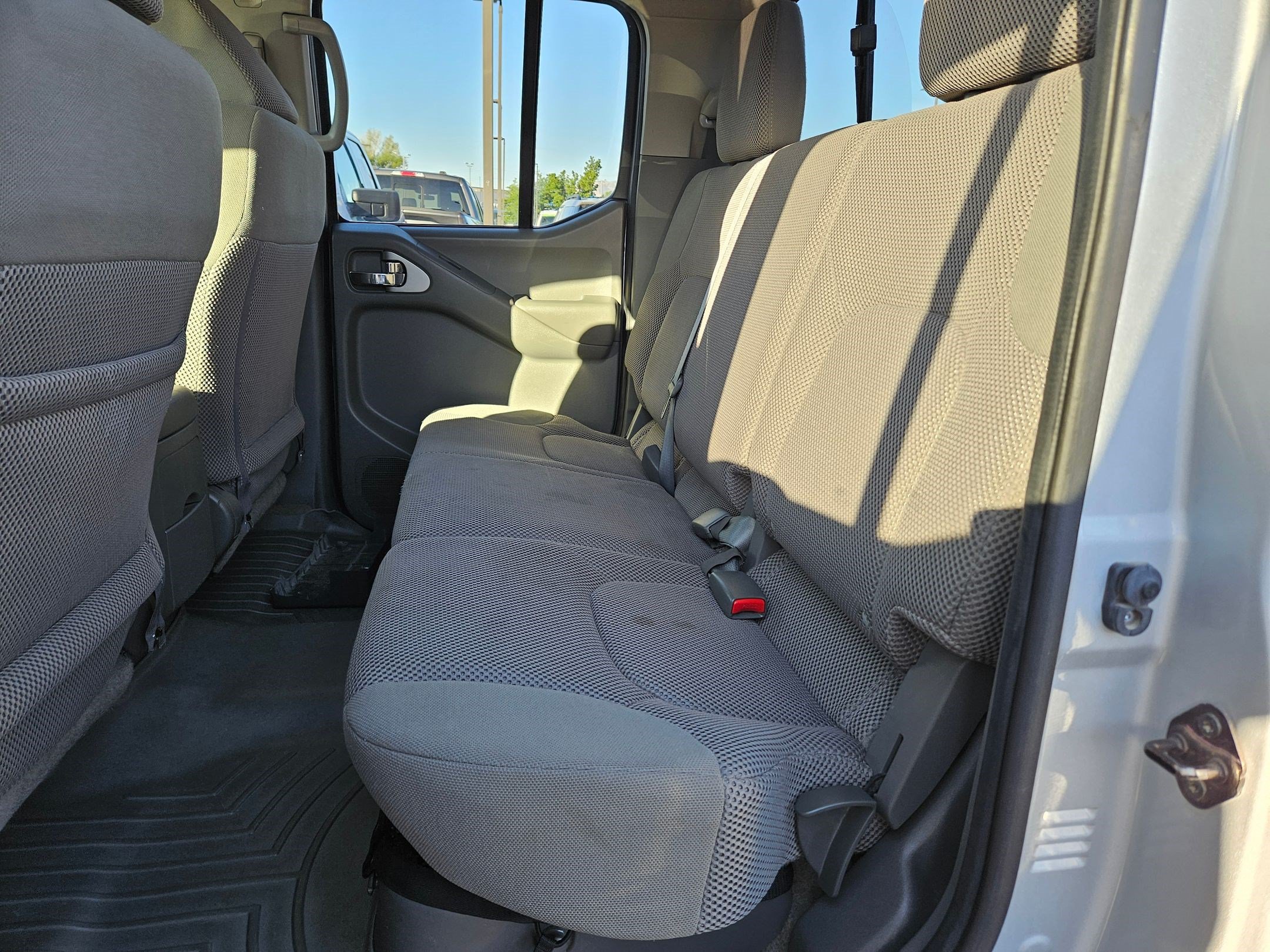 Used 2015 Nissan Frontier SV AWD/4WD image 28