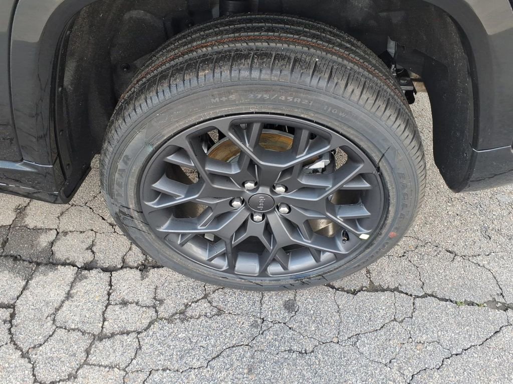 New 2026 Jeep Grand Cherokee Summit w/ Obsidian Package image 9