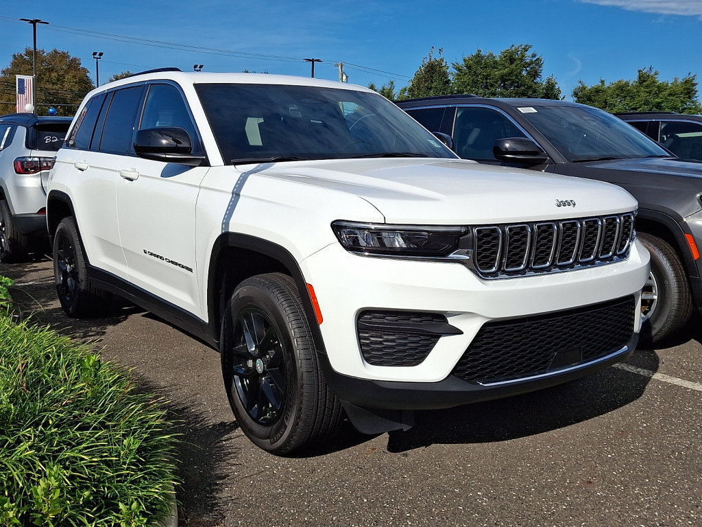New 2025 Jeep Grand Cherokee Laredo X w/ Luxury Tech Group I AWD/4WD image 3