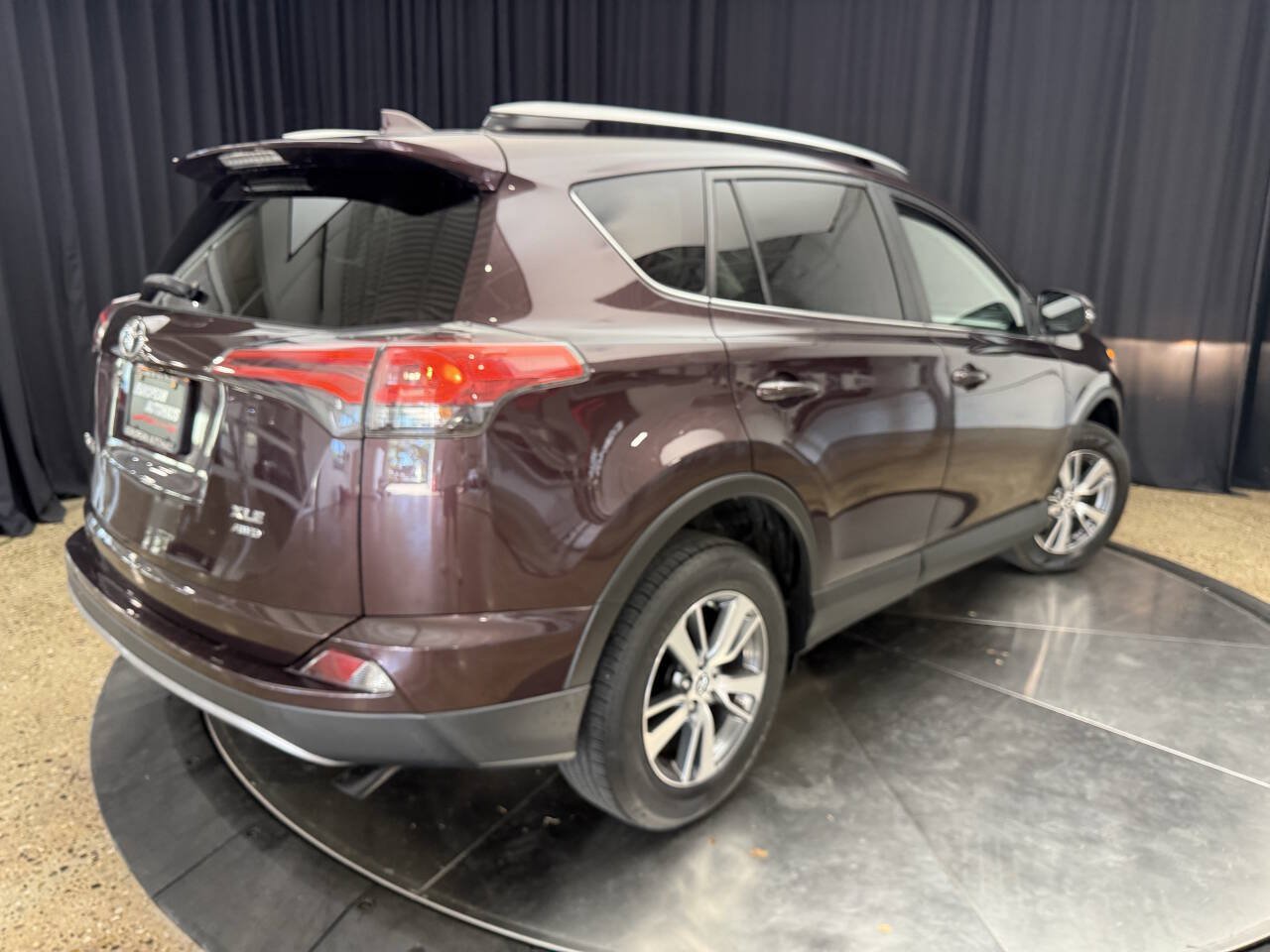 Used 2017 Toyota RAV4 XLE AWD/4WD image 8