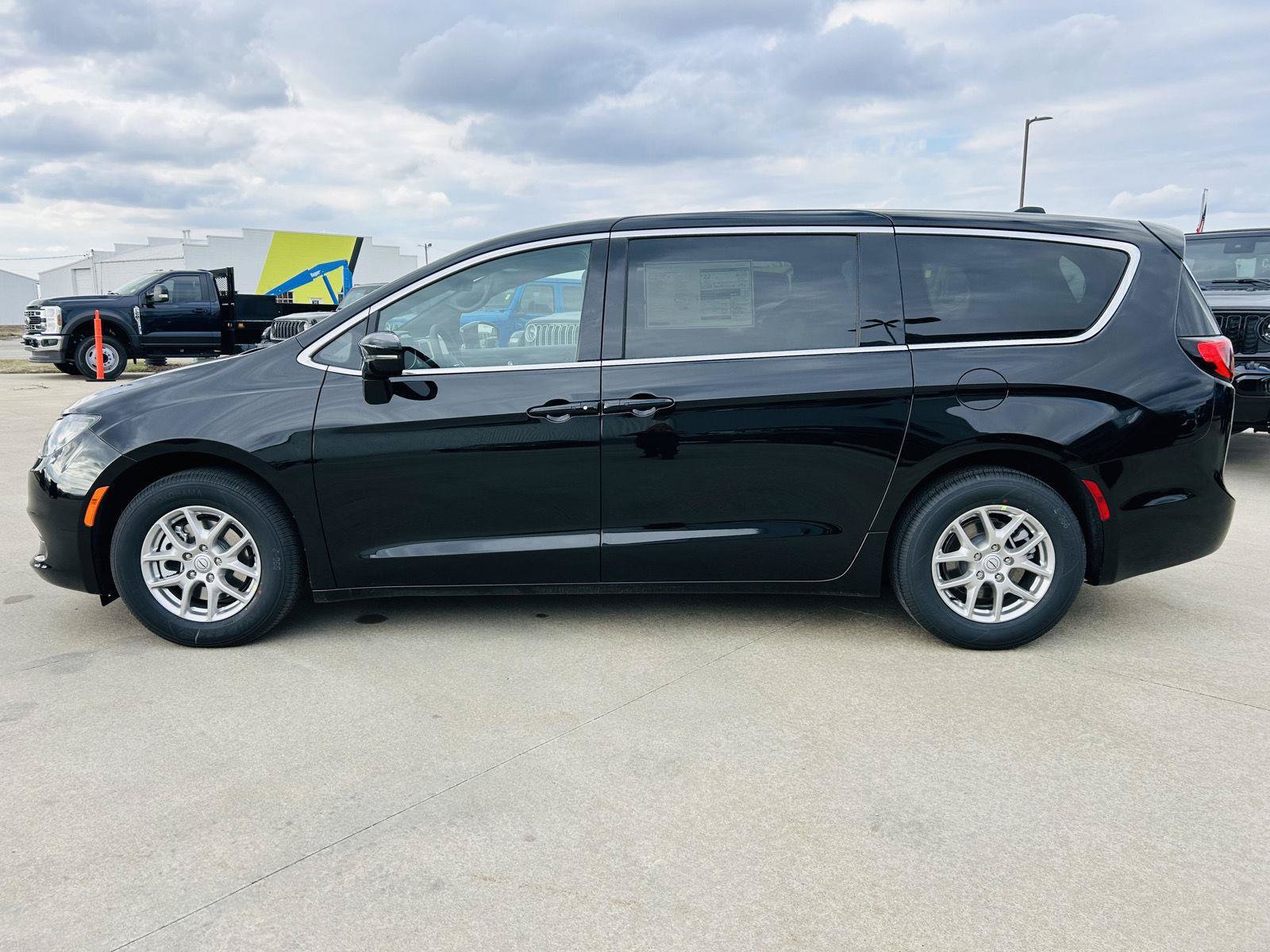 New 2026 Chrysler Voyager LX FWD image 36