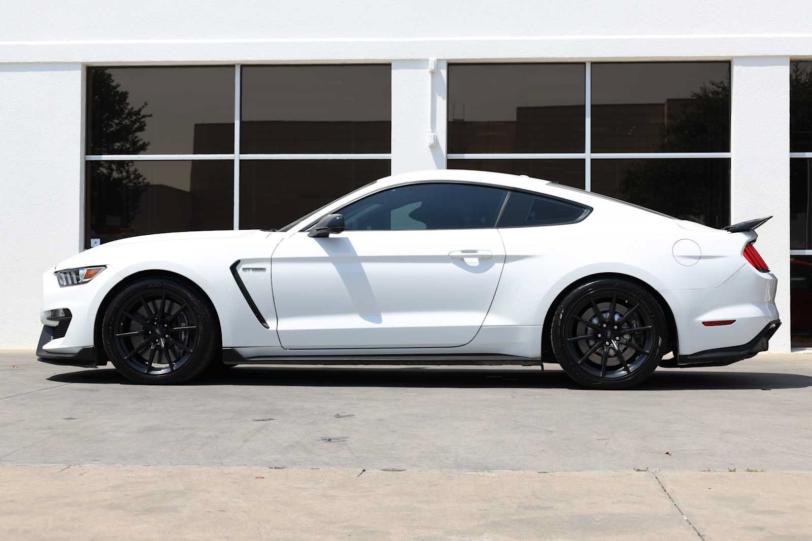Used 2019 Ford Mustang Shelby GT350 w/ Technology Package RWD image 11