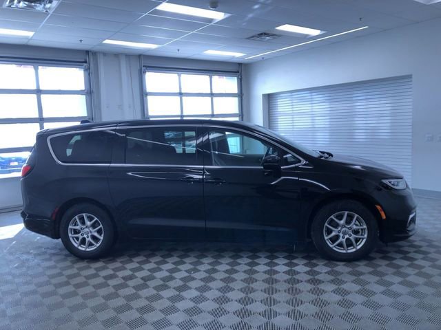 Used 2024 Chrysler Pacifica Touring-L image 34