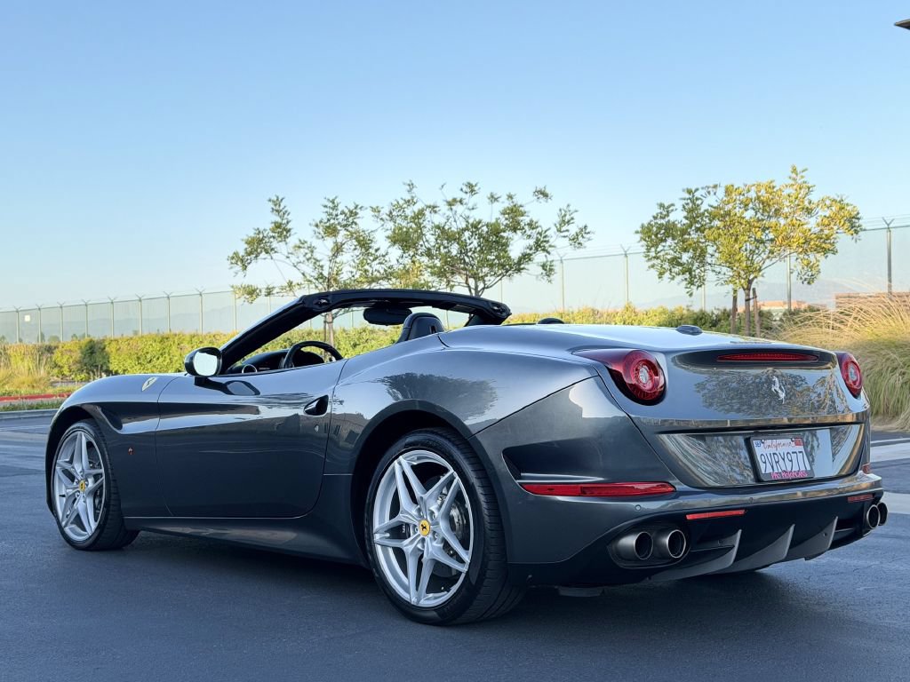 Used 2016 Ferrari California T RWD image 38
