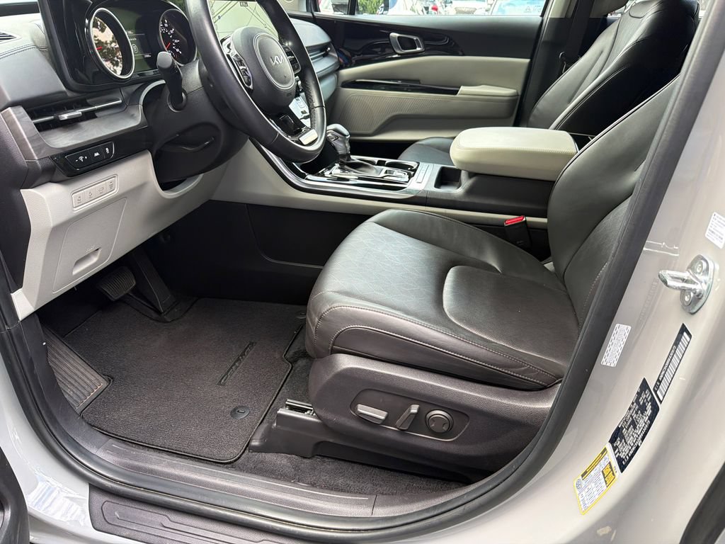 Used 2024 Kia Carnival EX FWD image 9