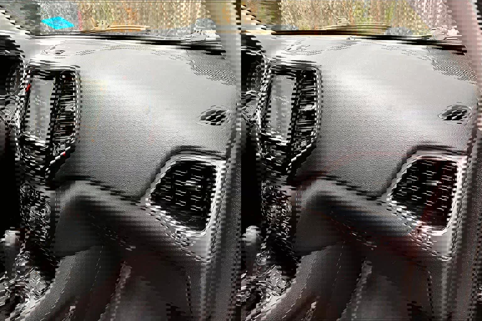 Used 2019 Jeep Cherokee Limited image 18