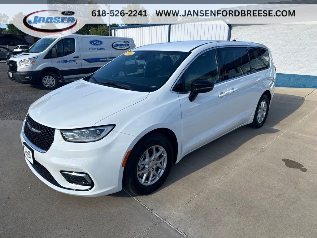 Used 2025 Chrysler Pacifica Select FWD image 3