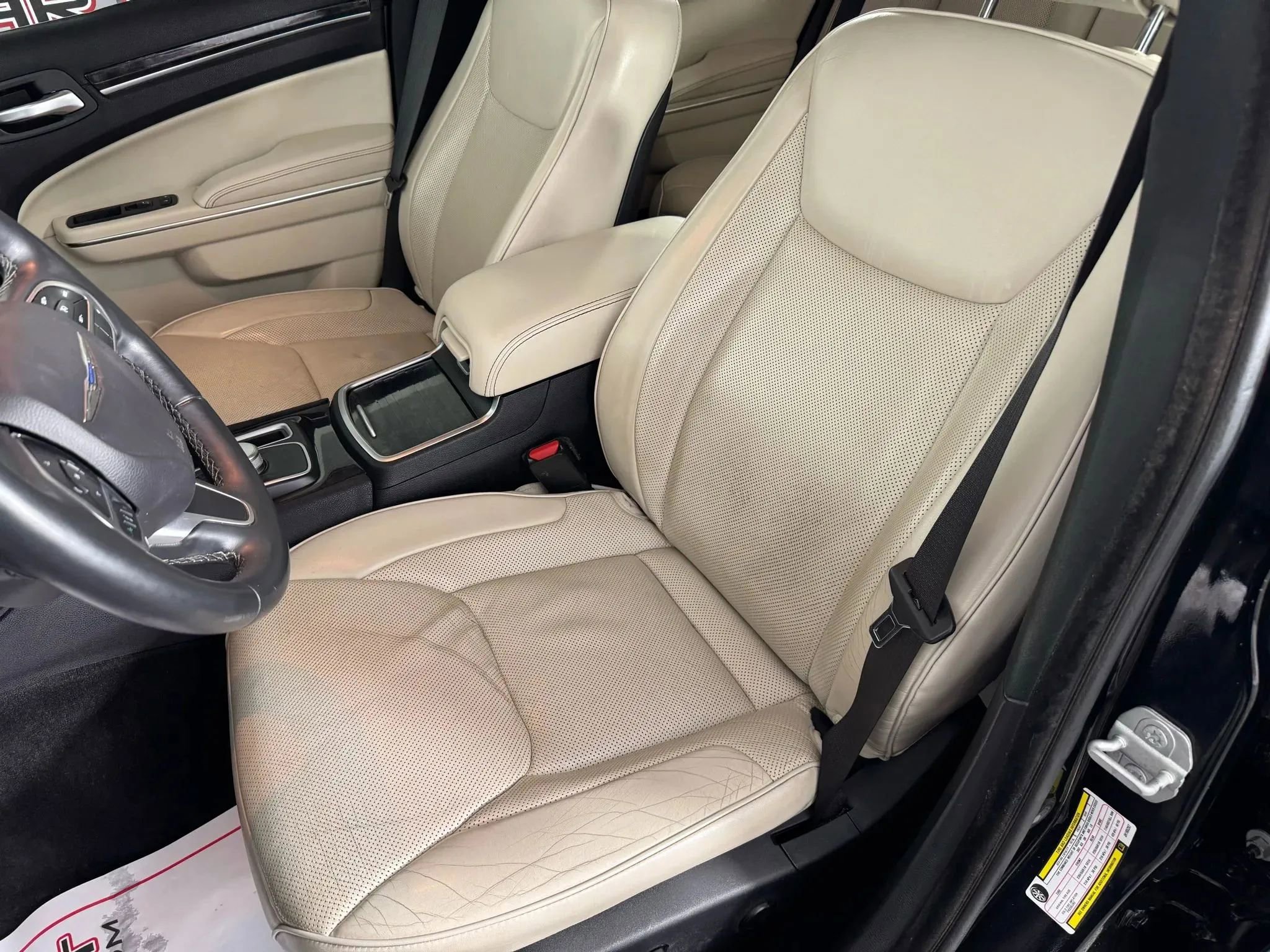 Used 2018 Chrysler 300 Limited image 33