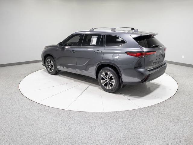 Used 2022 Toyota Highlander XLE AWD/4WD image 36