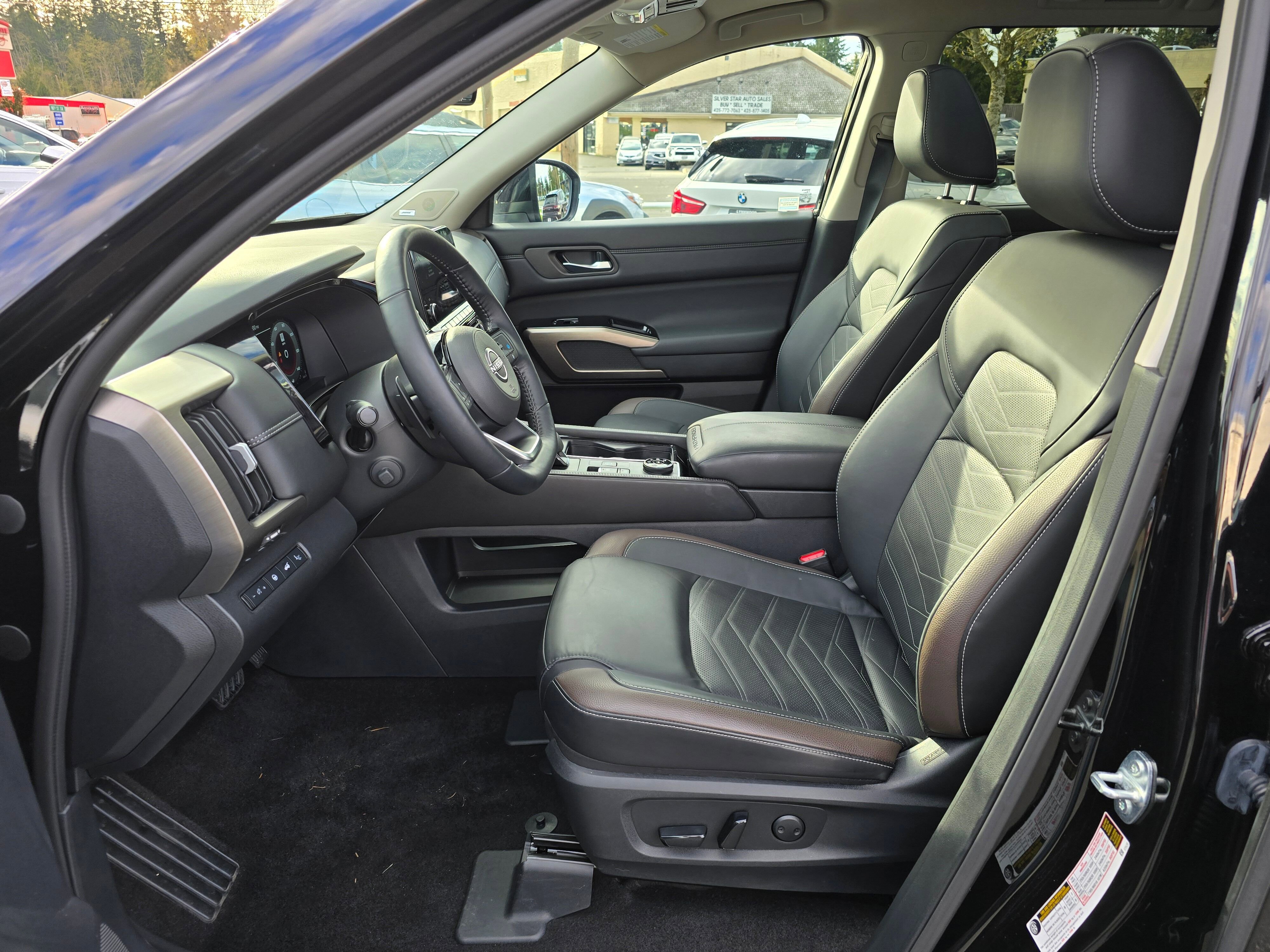 Used 2024 Nissan Pathfinder Platinum w/ Cargo Package AWD/4WD image 21
