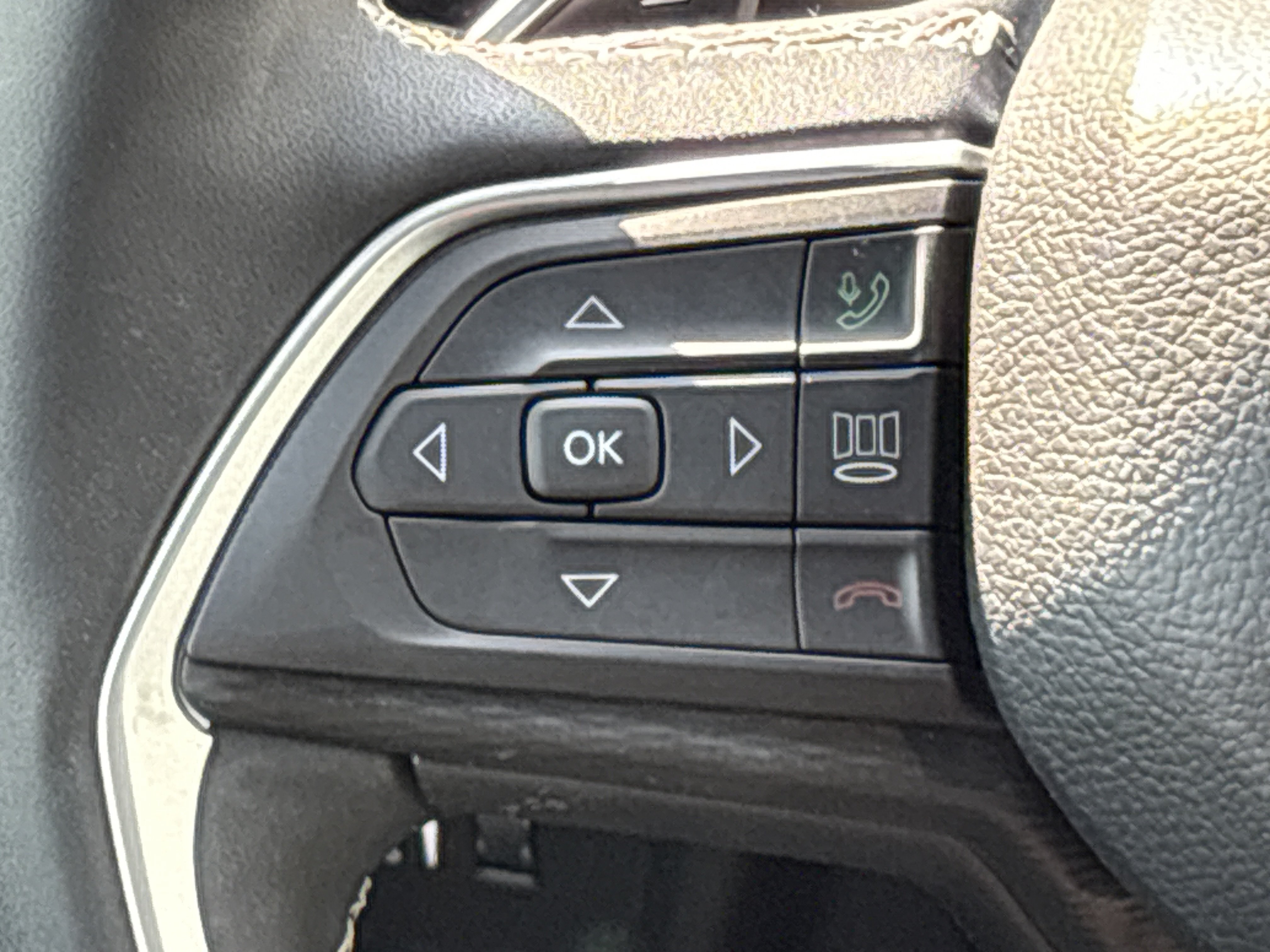 Used 2023 Jeep Grand Cherokee Altitude RWD image 23