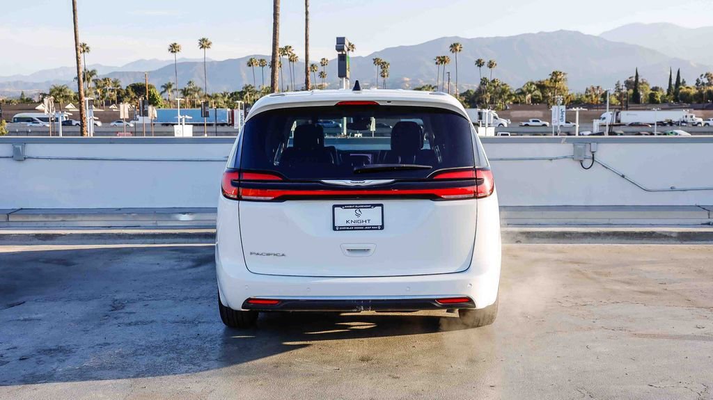 Used 2023 Chrysler Pacifica Touring-L FWD image 8