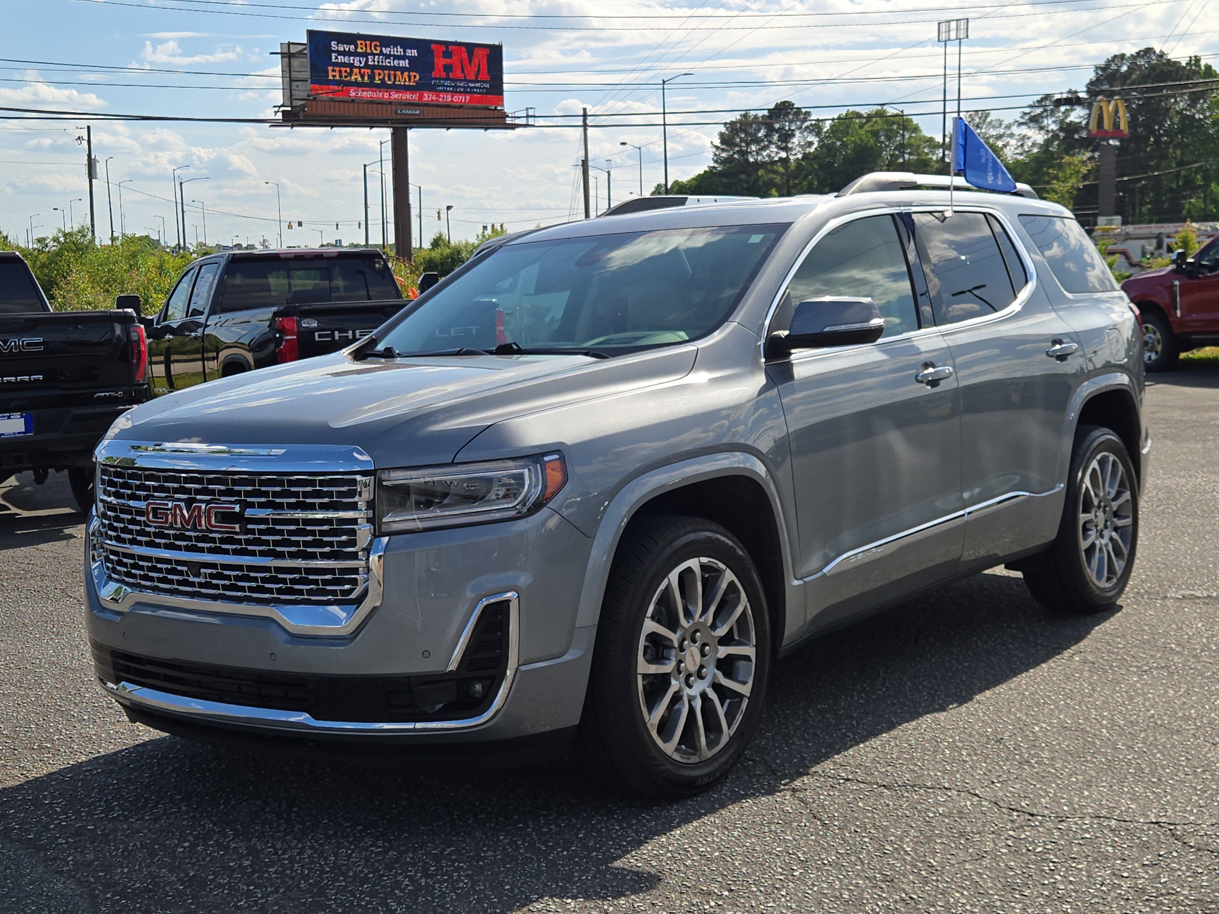 Used 2023 GMC Acadia Denali w/ Denali Technology Package FWD image 2