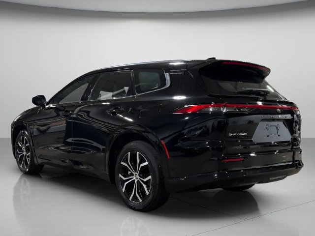 Used 2025 Toyota Crown Signia AWD/4WD image 6