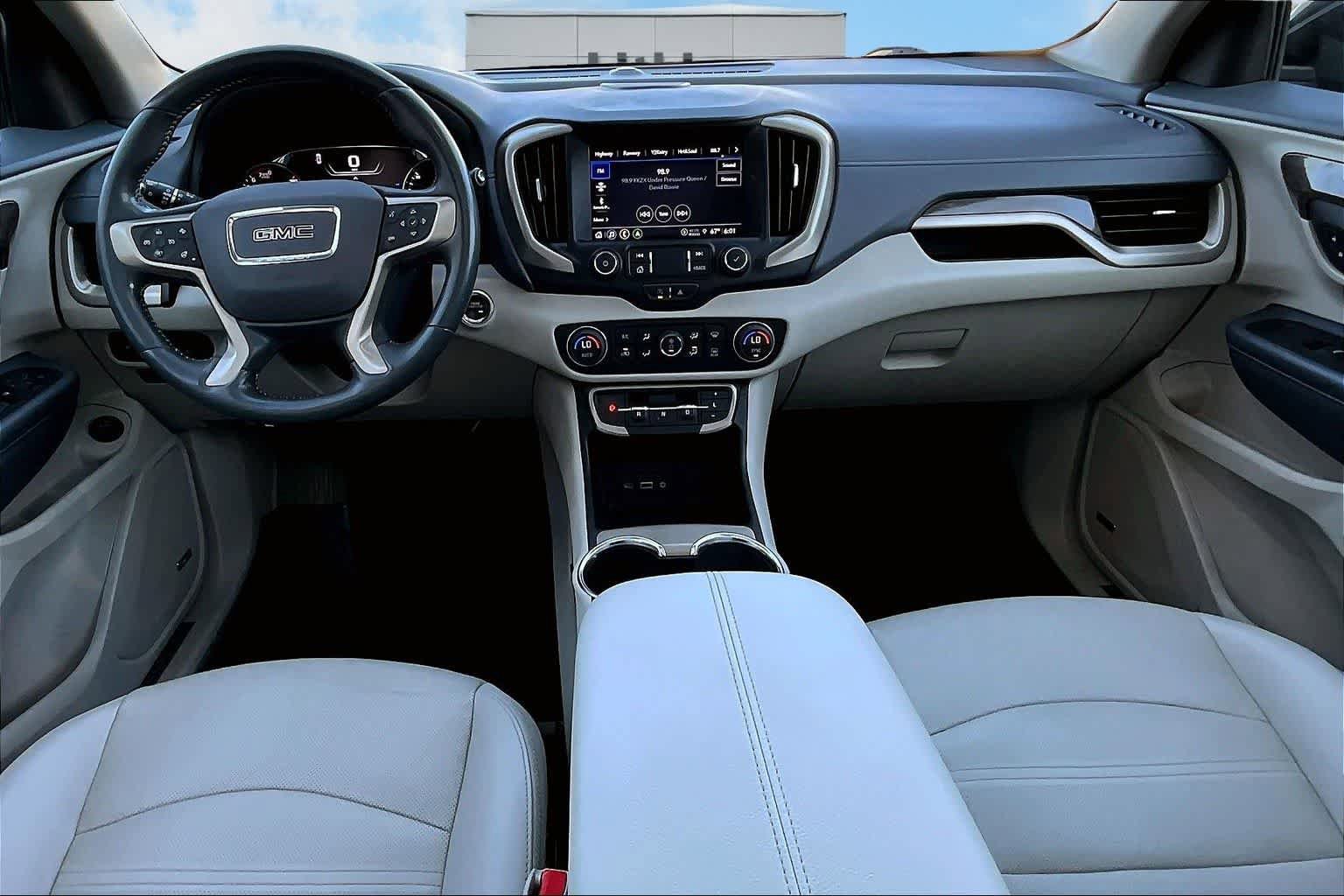 Used 2022 GMC Terrain Denali w/ Denali Premium Package AWD/4WD image 10