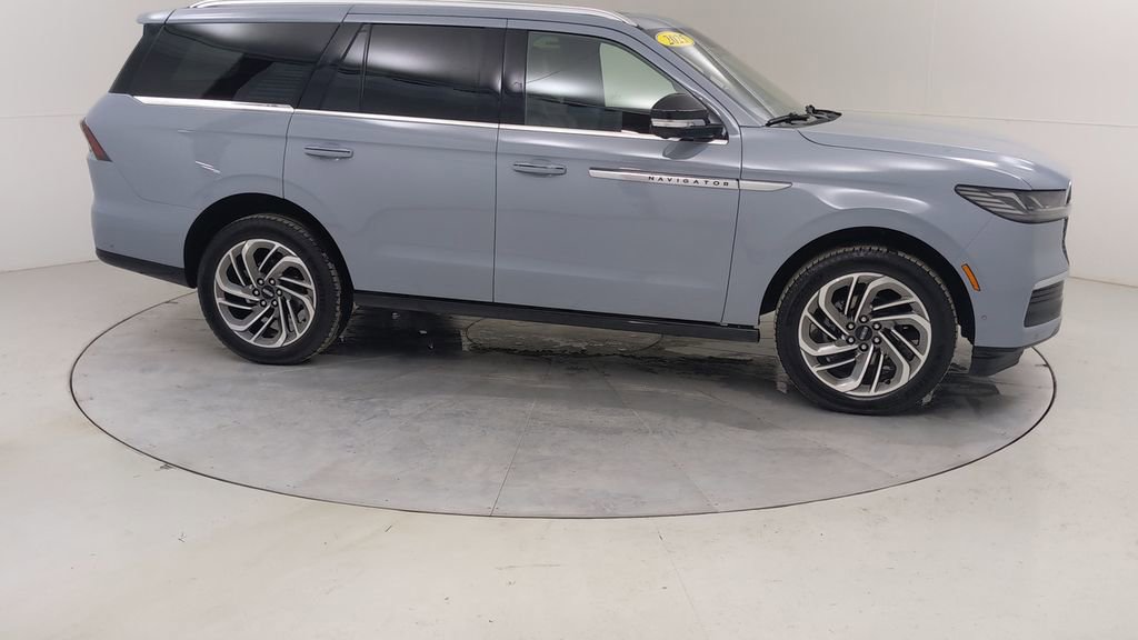 Used 2025 Lincoln Navigator Reserve image 14