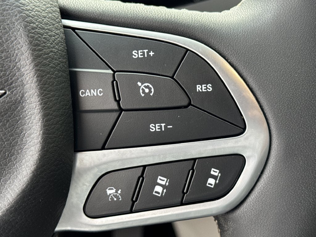 Used 2024 Chrysler Pacifica Touring-L FWD image 25
