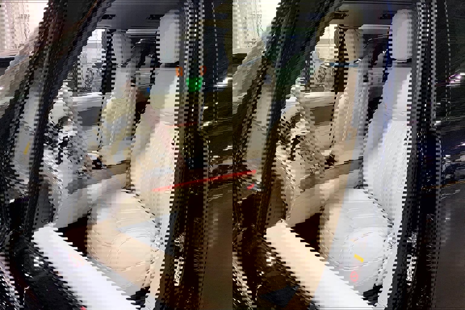 New 2026 Land Rover Range Rover SE image 9