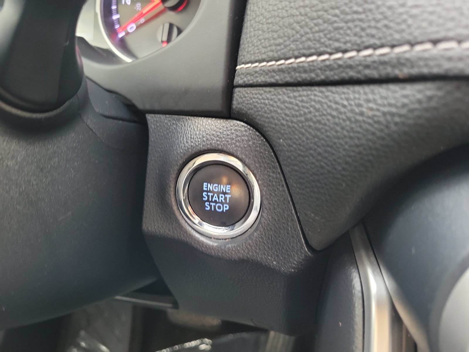 Used 2019 Toyota RAV4 XLE w/ Convenience Package FWD image 24