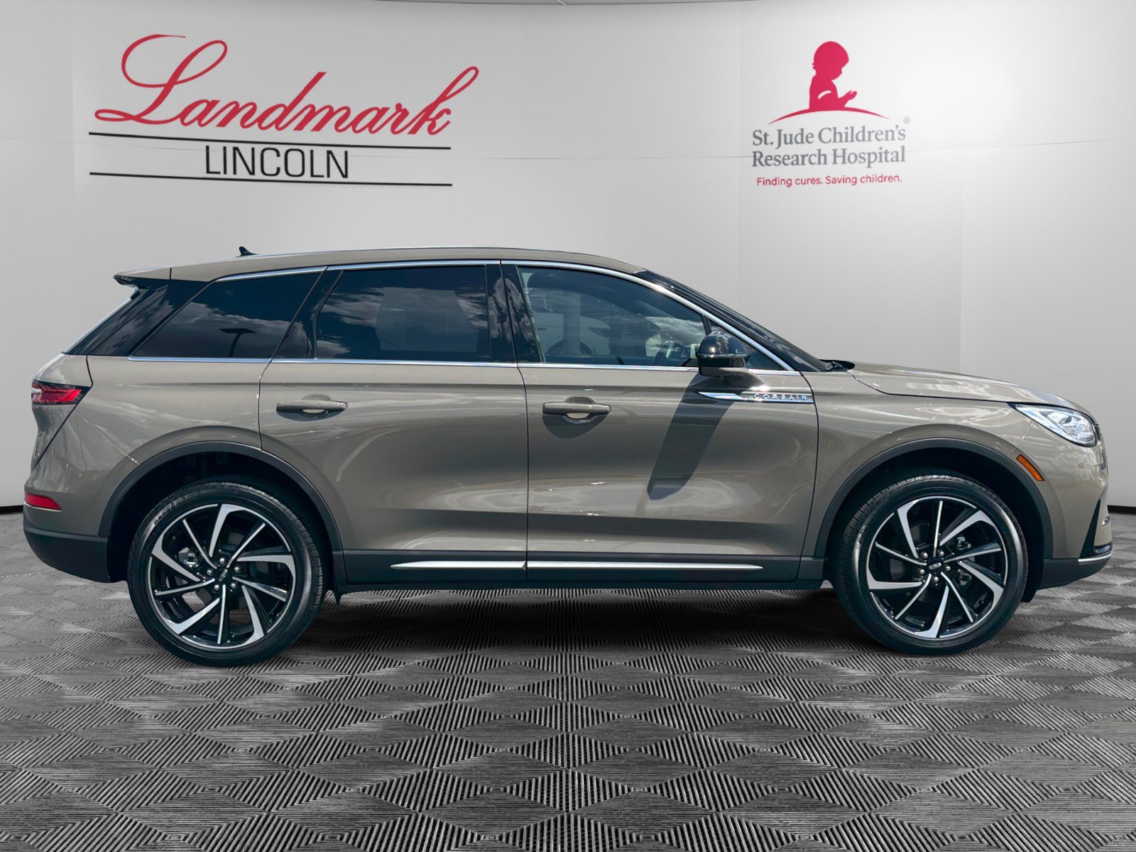 Certified 2025 Lincoln Corsair Reserve AWD/4WD image 6
