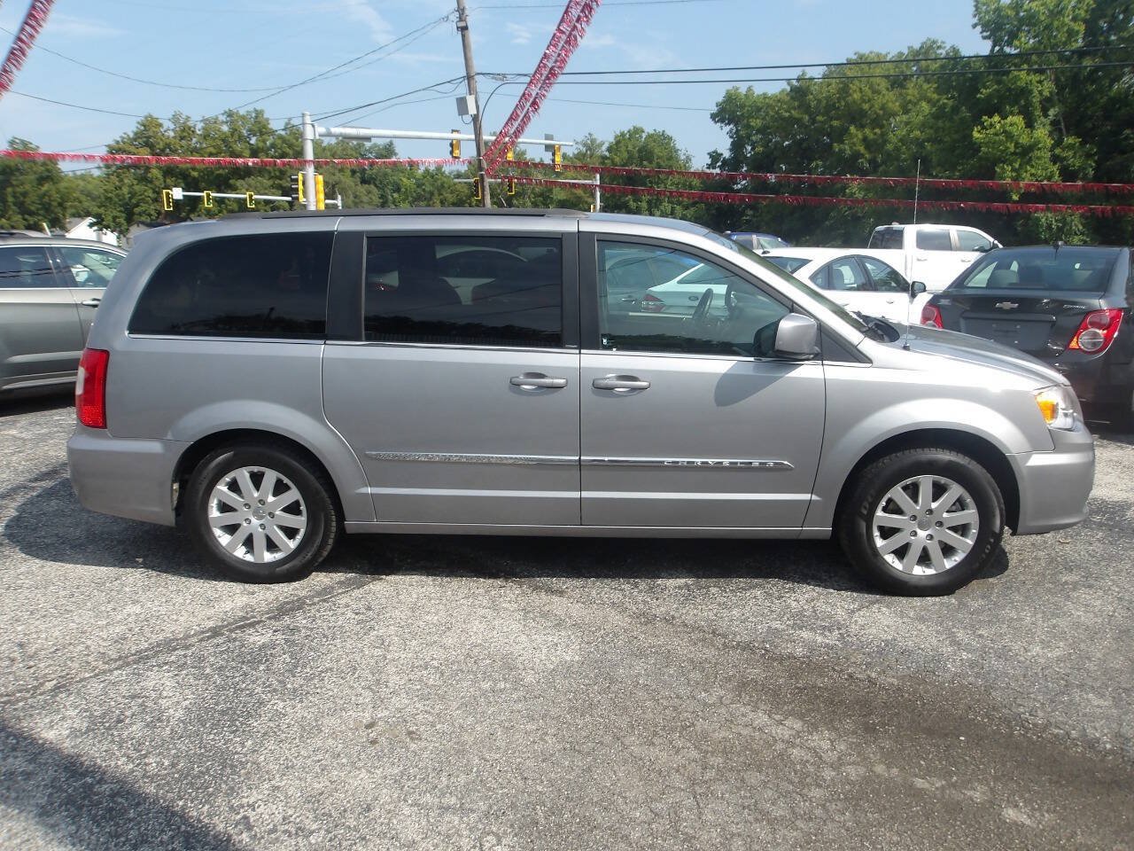 Used 2014 Chrysler Town & Country Touring FWD image 3