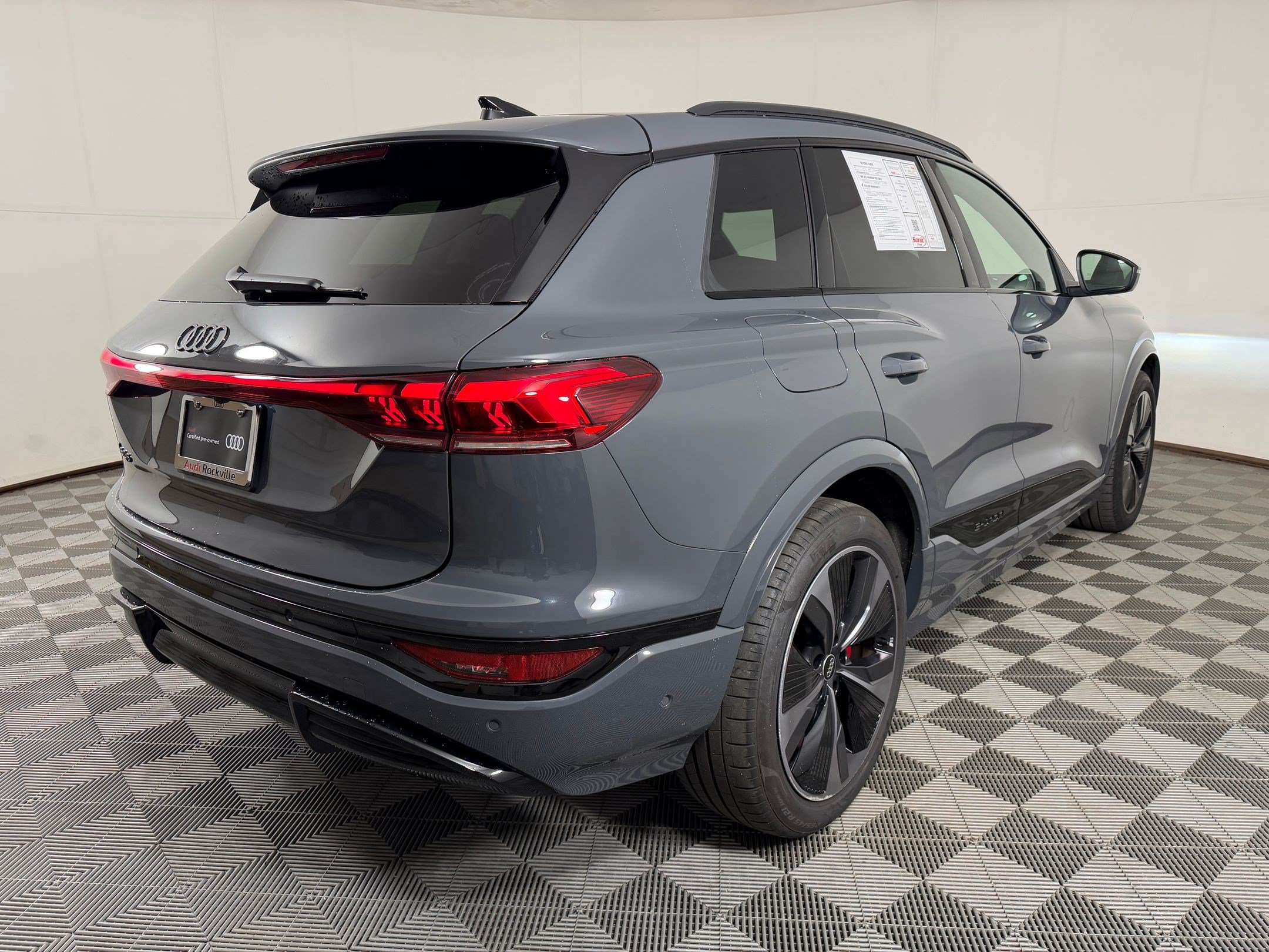 Certified 2025 Audi SQ6 e-tron Prestige w/ Black Edition One AWD/4WD image 9