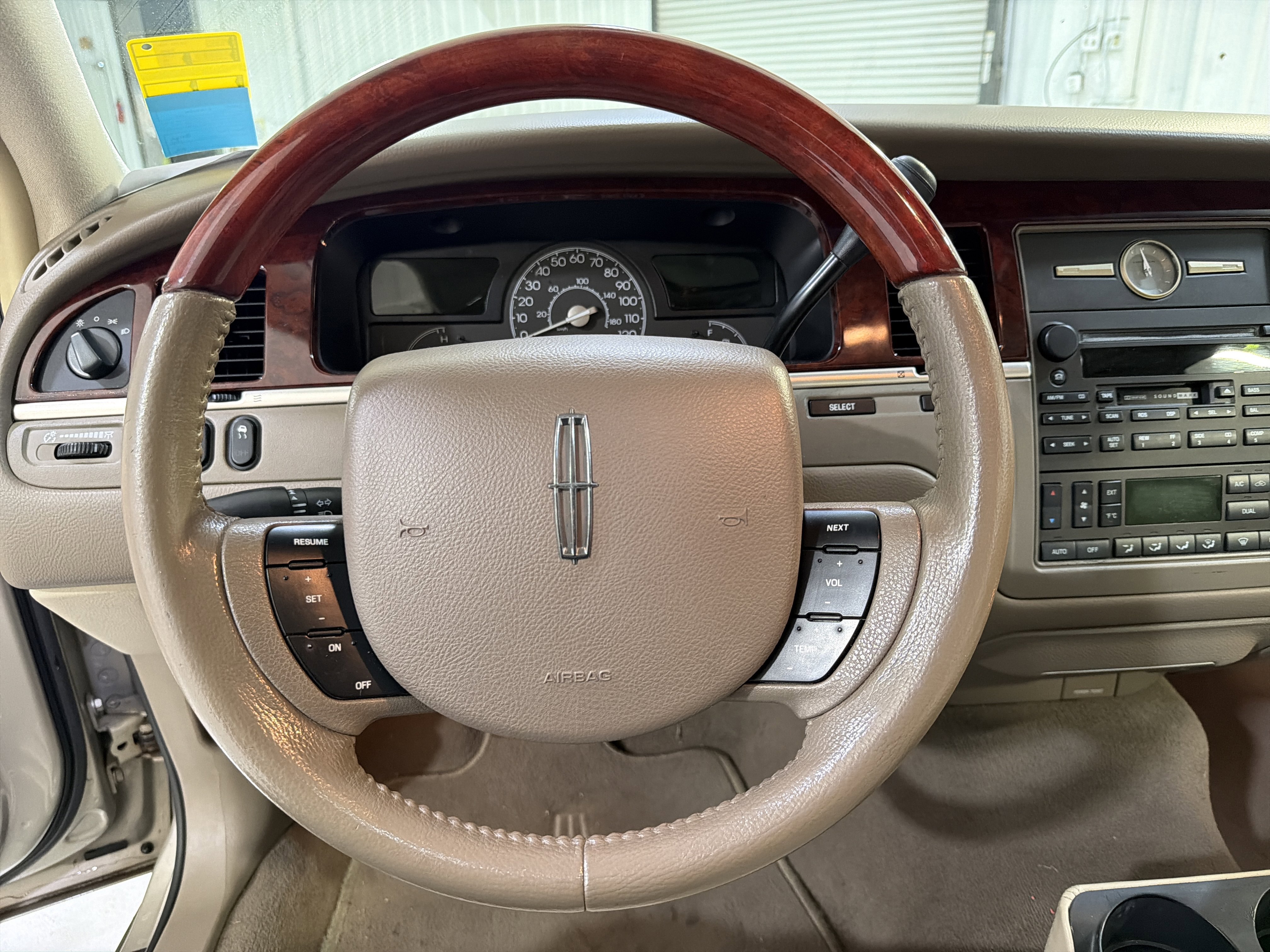 Used 2005 Lincoln Town Car Signature Limited image 16