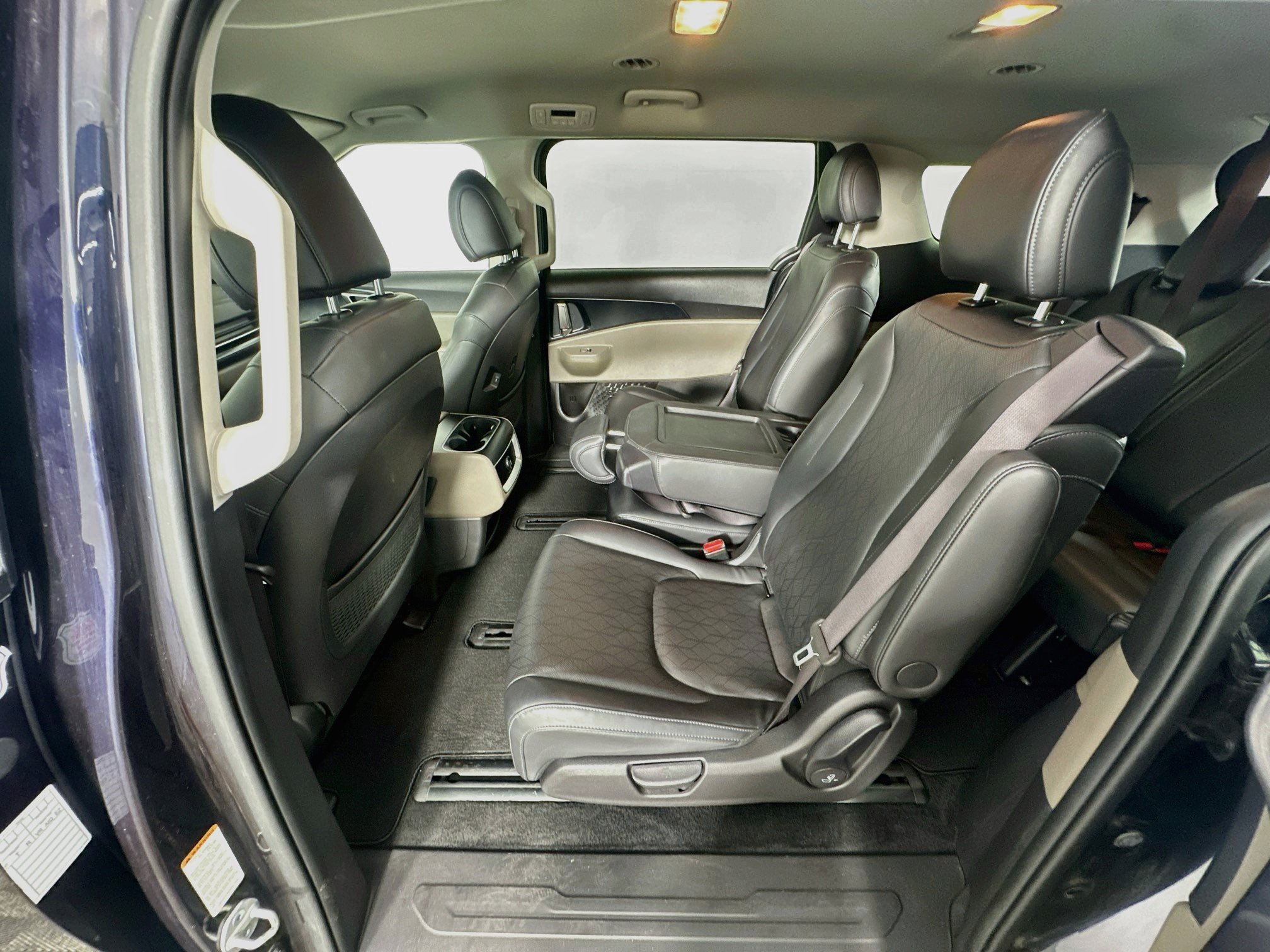 Used 2025 Kia Carnival FWD image 27