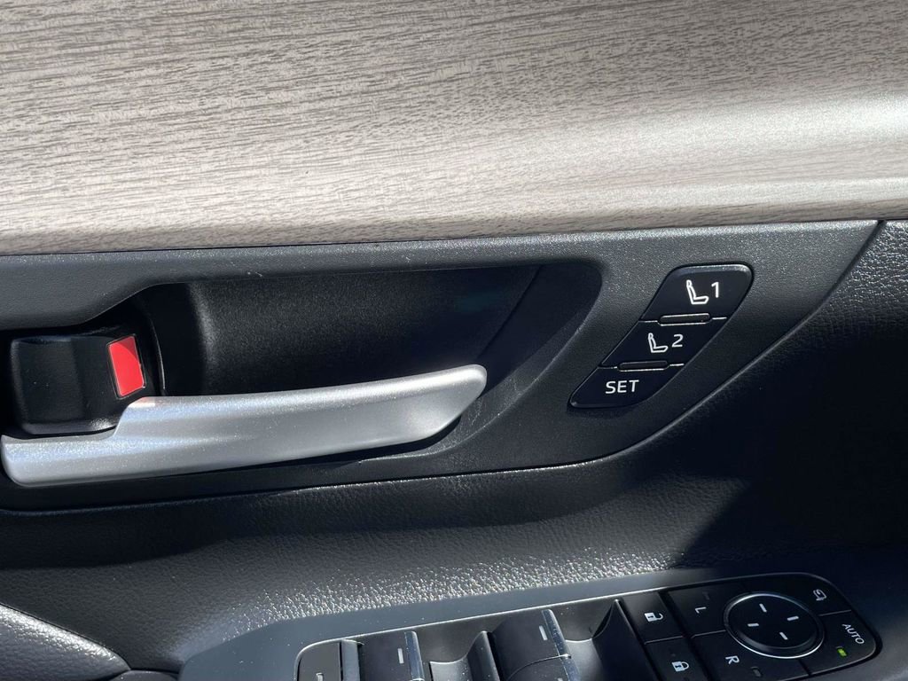 Used 2024 Toyota Grand Highlander AWD image 30