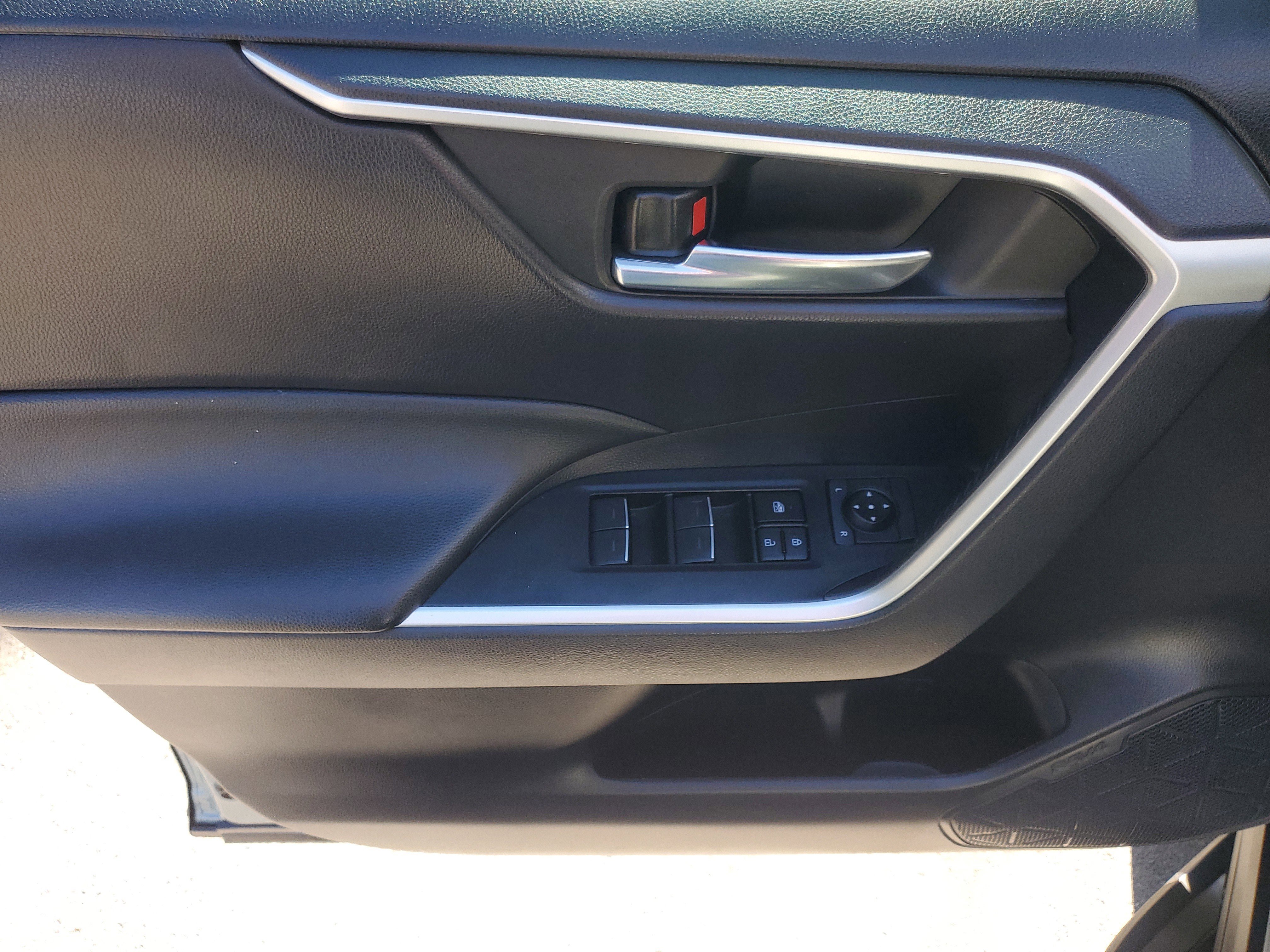 Used 2022 Toyota RAV4 XLE image 19