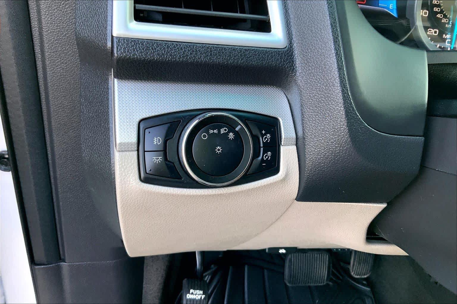 Used 2015 Ford Explorer XLT w/ Equipment Group 202B FWD image 32