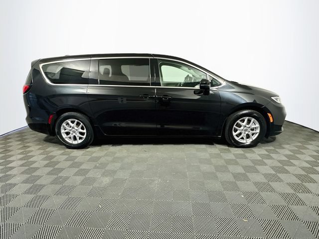 Used 2023 Chrysler Pacifica Touring-L FWD image 9