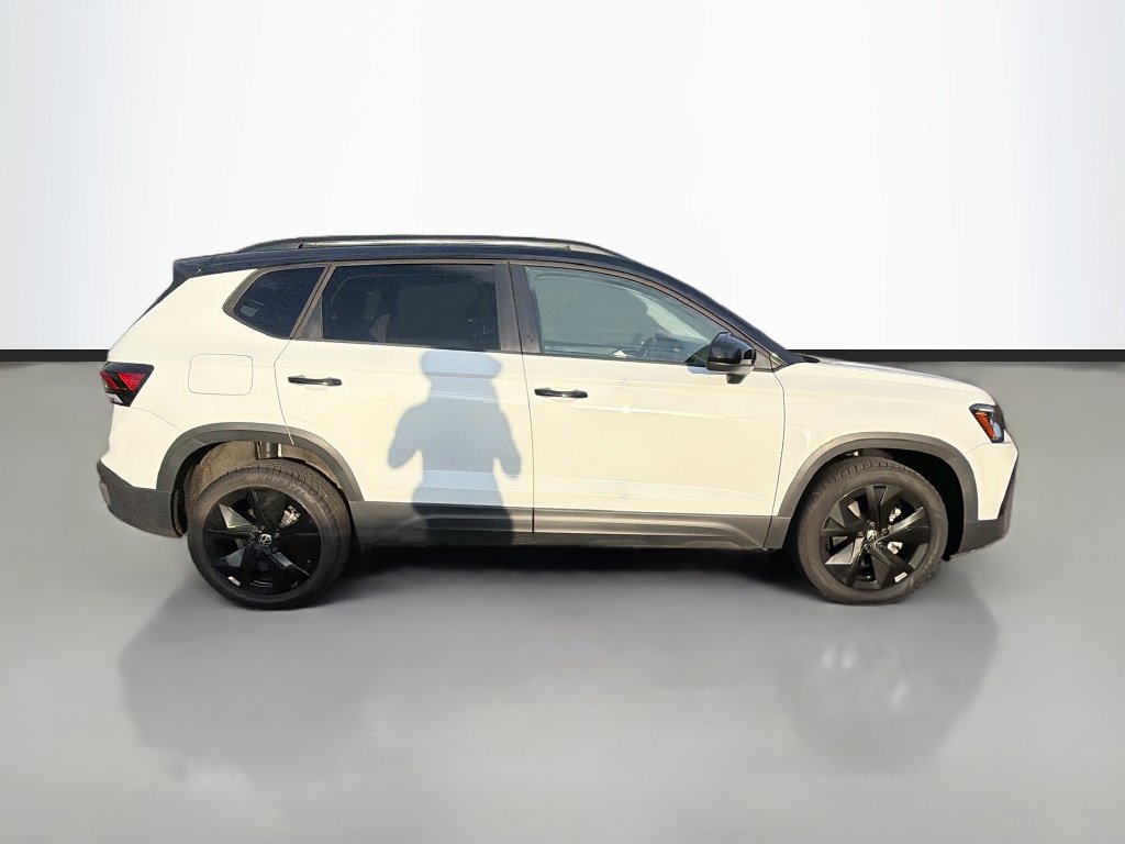 Used 2025 Volkswagen Taos SE FWD image 8