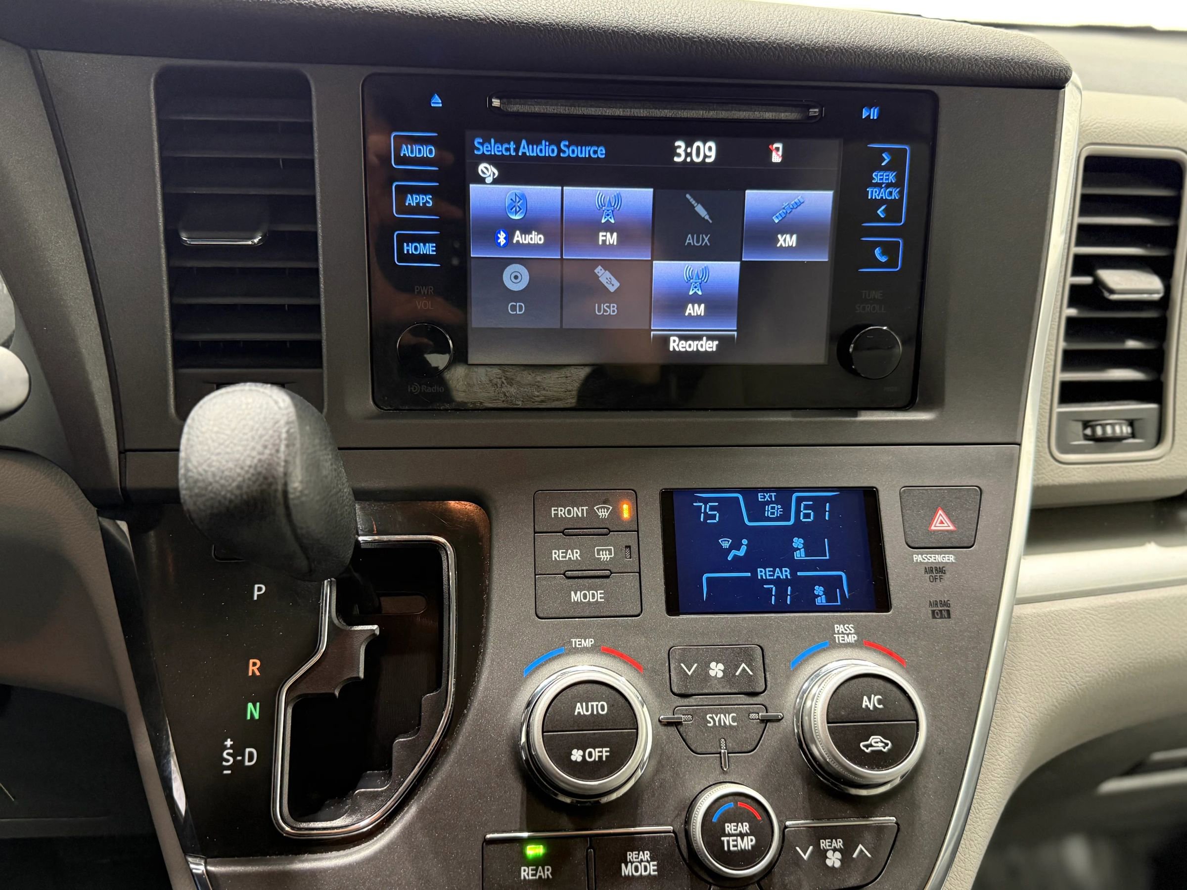 Used 2017 Toyota Sienna LE image 17